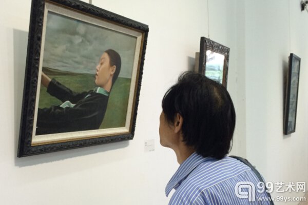 展览现场 观众正在认真的欣赏展览作品