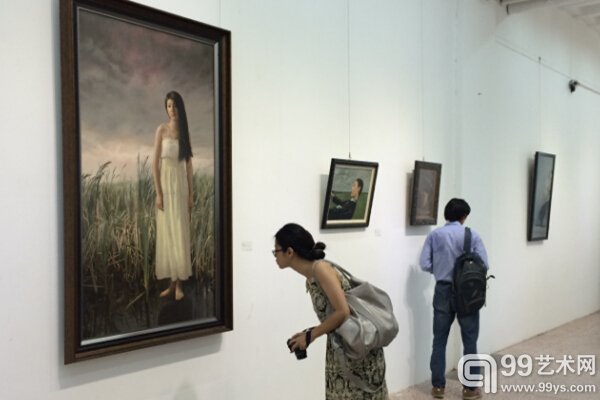 展览现场 观众正在认真的欣赏作品局部