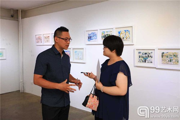 艺术家蔡国杰（左）在与观众交流