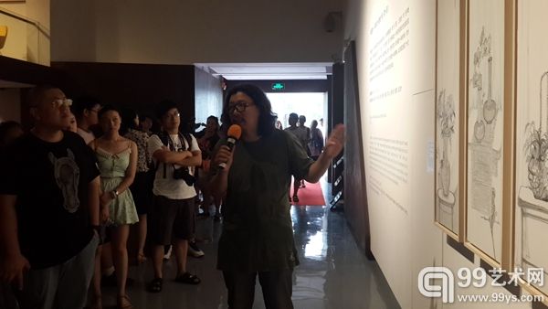 策展人孙磊做导览
