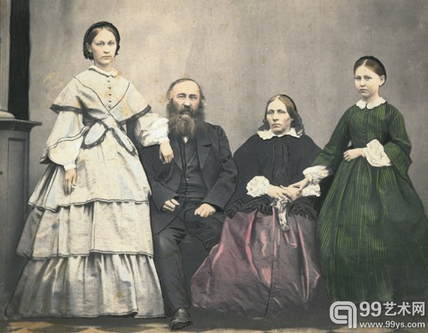 1. Alexey Nikolaevich Tiutchev 和他的妻子Anna Iosifovna、女儿Anna和Maria   Alekseyevna的合影, 1864. 摄影: Piotr Vedenisov 