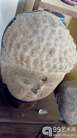 图为房子内展出的一个约1600年前的佛头雕刻,价值约为1.5亿元。