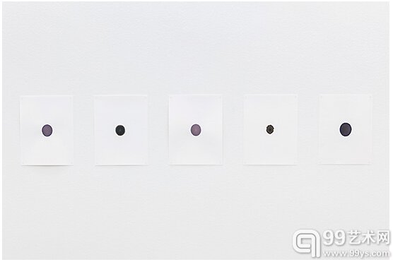  9.柏林:埃丝特•希珀画廊“纸上作品” 展,持续到8月23日. 图为Ceal Floyer作品“installation view” (2014). 
