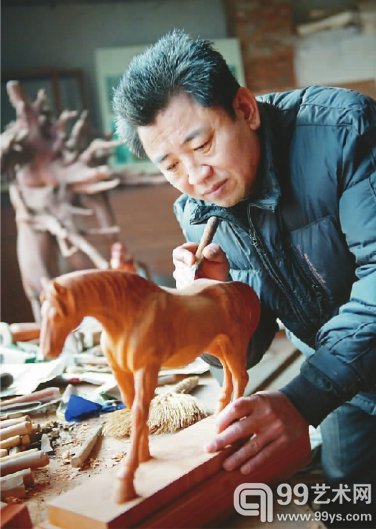 雕刻是个细活，而且要能坚持，邹庆泮经常一干就是两三个月以上