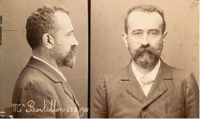 阿方斯·贝蒂荣(Alphonse Bertillon),现代`犯人照(mug shot)`标准的发明制定人。图为贝蒂荣为自己拍的一张`犯人照`。