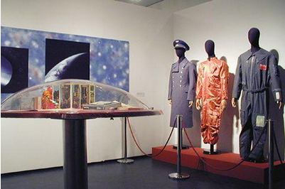 胡安·封库贝尔塔(Joan Fontcuberta)人造卫星装置图