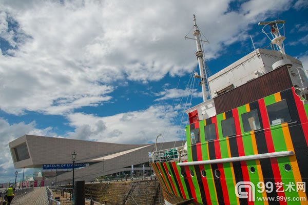 Carlos Cruz-Diez作品《 Dazzle Ship Liverpool 》(2014)