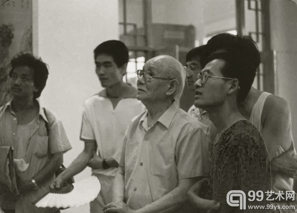 1987年，“陈向迅、赵卫、卢禹舜、陈平四人山水展”首展李可染先生观看展览