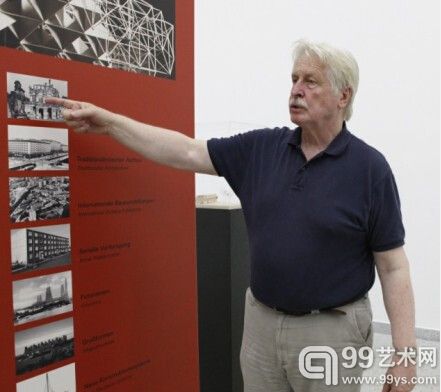 哈尔姆特·法兰克在展览现场向99艺术网介绍展品之一：建筑话题