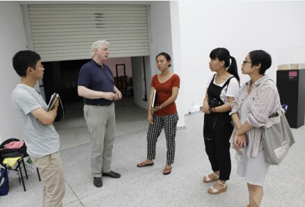 策展人哈尔姆特·法兰克正在为99艺术网做现场导览