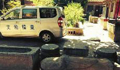 泾阳县文物稽查大队院子里露天摆放的文物