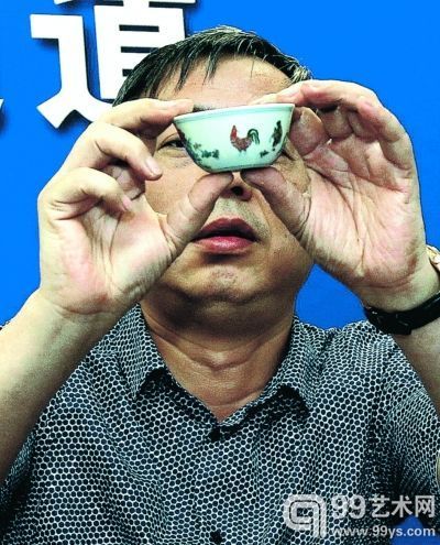 7月19日，收藏家刘益谦正在展示明代“斗彩鸡缸杯”。当日，刘益谦携2.8亿港元拍得的明成化“斗彩鸡缸杯”从香港返回上海，并随即将之入库上海西岸艺术品保税仓库，此举标志着最重要中国瓷器之一回归中国，并成为上海