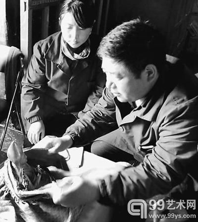 布达拉宫工作人员正在进行可移动文物普查