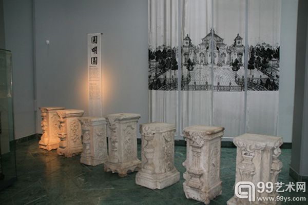 图为展览大厅里的7件“即将回家”的圆明园石柱基。