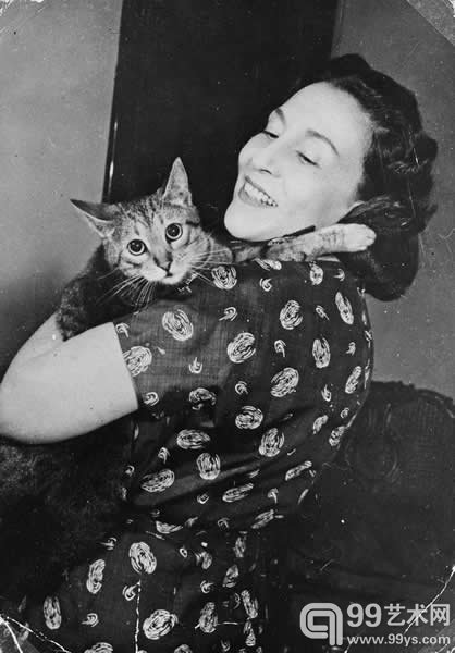 匈牙利女演员 Margit Markay 和她的猫咪在一起。Markay 在二战期间帮助了一户犹太人家庭。照片摄于 1940 年 美国大屠杀纪念博物馆 @HolocaustMuseum