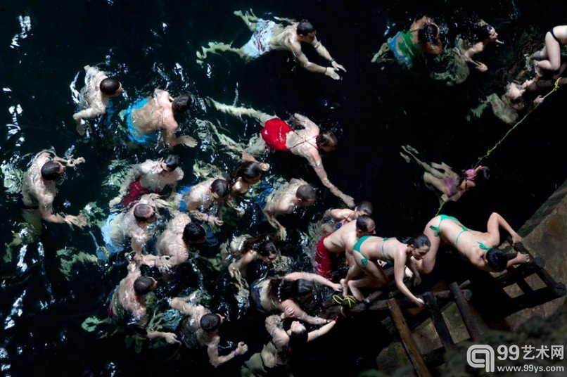 Francine Fleischer拍摄的一个墨西哥的游泳洞(Swimming Hole),这里曾经作为牺牲者的安葬地。