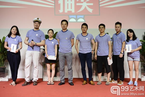 给媒体机构会员颁奖2