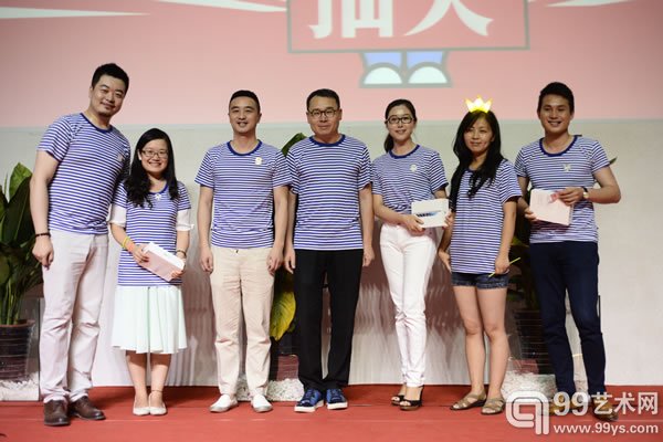 给媒体机构会员颁奖