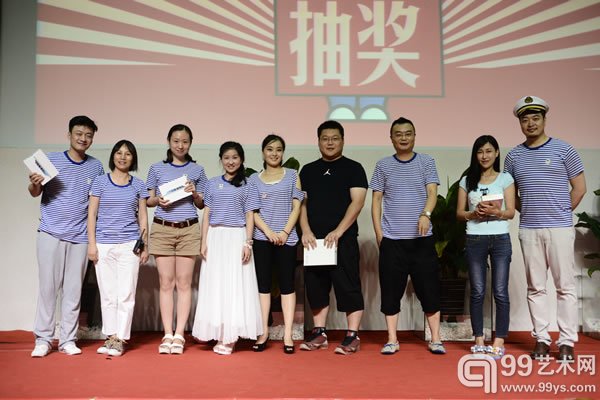 给媒体机构会员颁奖3
