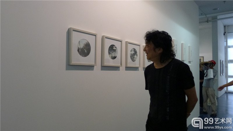 艺术家何多苓到场观展