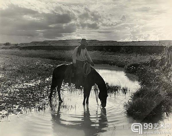 Erwin E. Smith摄影作品《Frank Smith, Watering His Horse》(1909)