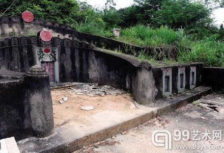 许应鑅古墓前泥土松动，旁边的地面还有被凿开的痕迹