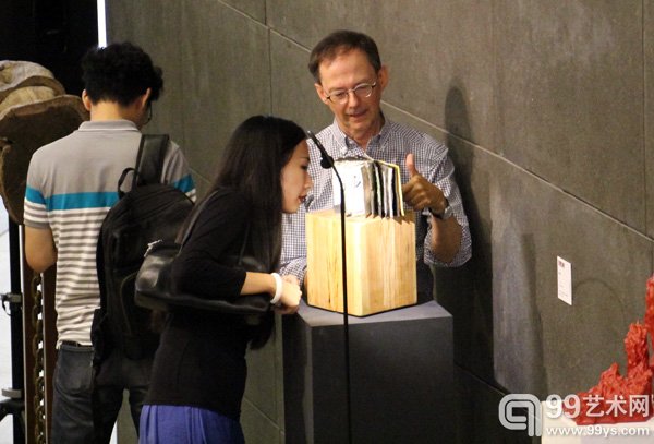 活动现场观众在观看作品