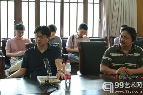 柳学健作品全国研讨会：左为学术主持刘伟冬，右为艺术家柳学健