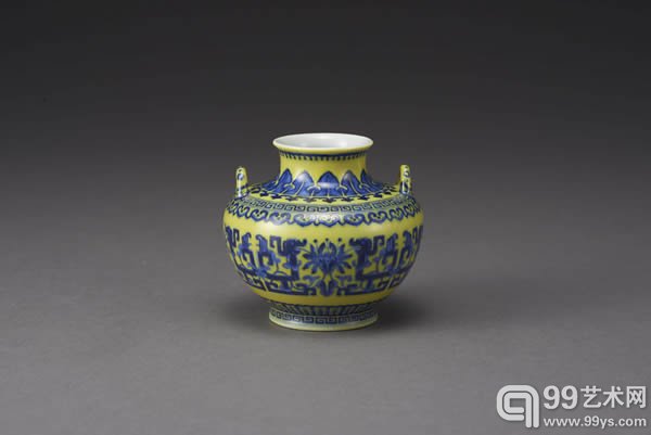 清乾隆青花黄地双耳夔龙纹尊《大清乾隆年制》款(拍品编号1972,估价:15,000,000-25,000,000日元/900,000-1,500,000人民币)