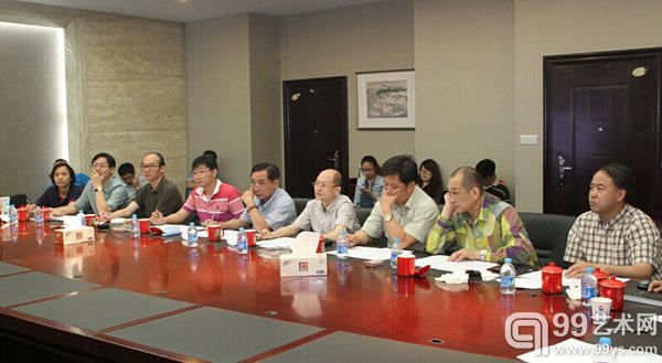 评委会评委在评审现场审阅征集作品