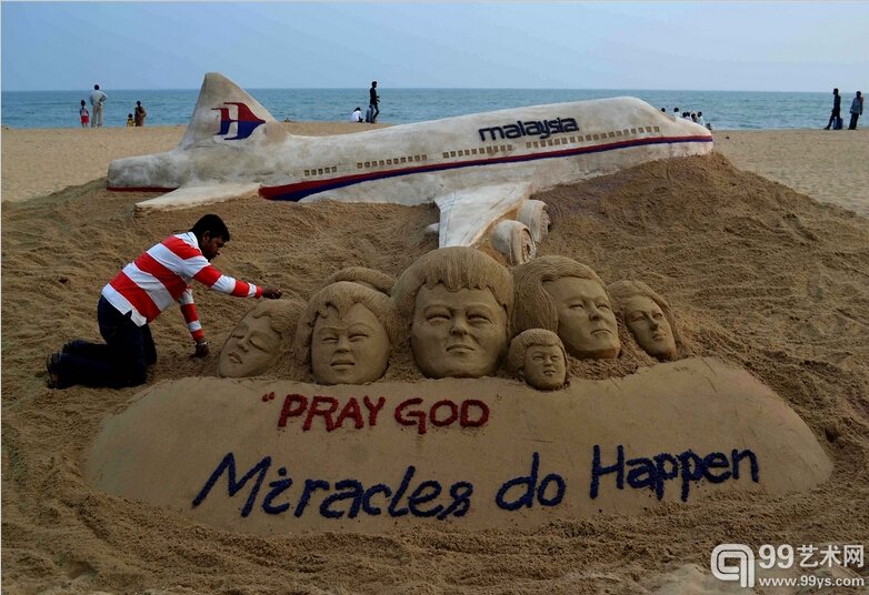 一位印度沙雕艺术家写下“为MH370祈祷，奇迹一定会出现”