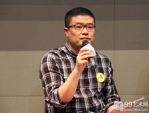 新闻发布会现场中国美协版画艺委会秘书长康剑飞致辞