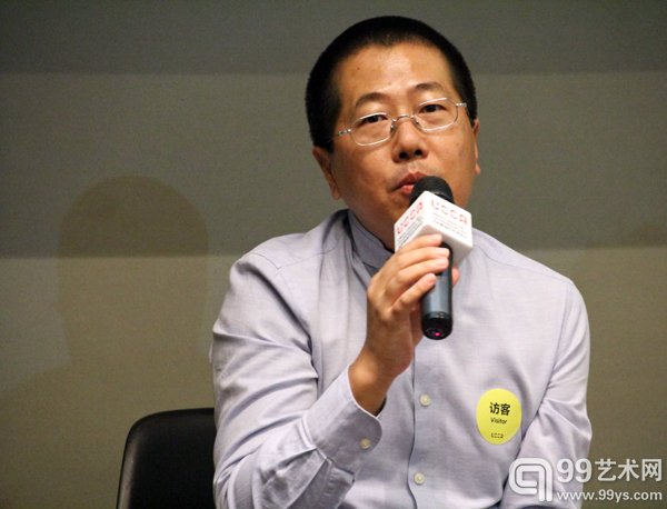 中国观澜版画原创基地管理办公室主任李康在介绍展览情况