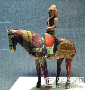 新疆博物馆“骏程万里——丝绸之路马文化展”展出现场的部分古代骑马俑