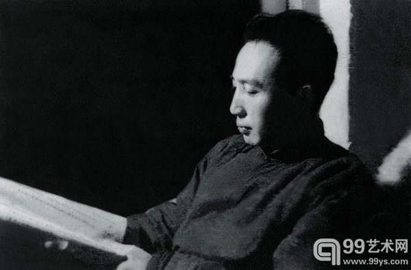 傅抱石在读书