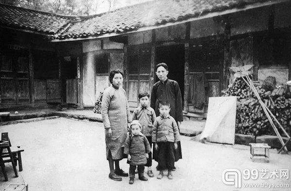 傅抱石全家在重庆金刚坡下“山斋”合影（约1941~42年摄）