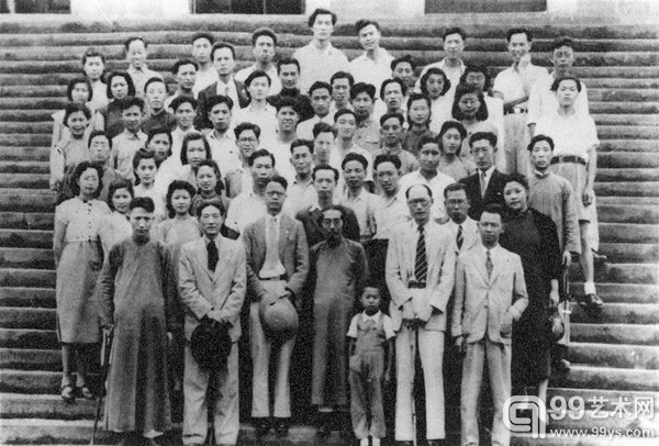 傅抱石（前排左一）与中央大学美术系同仁为欢迎徐悲鸿（前排左二）由南洋归国而聚会