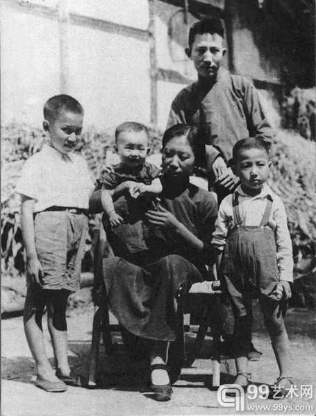 傅抱石全家在重庆金刚坡下“山斋”合影（约1941~42年摄）