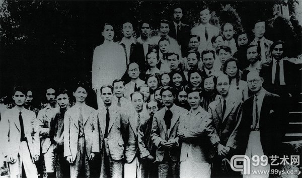 傅抱石（左三）与徐悲鸿（前排右四）等在重庆