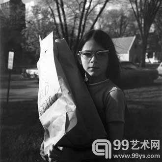 Vivian Maier, “Chicago, North Suburbs (Girl Holding Bag)” 1960年代晚期