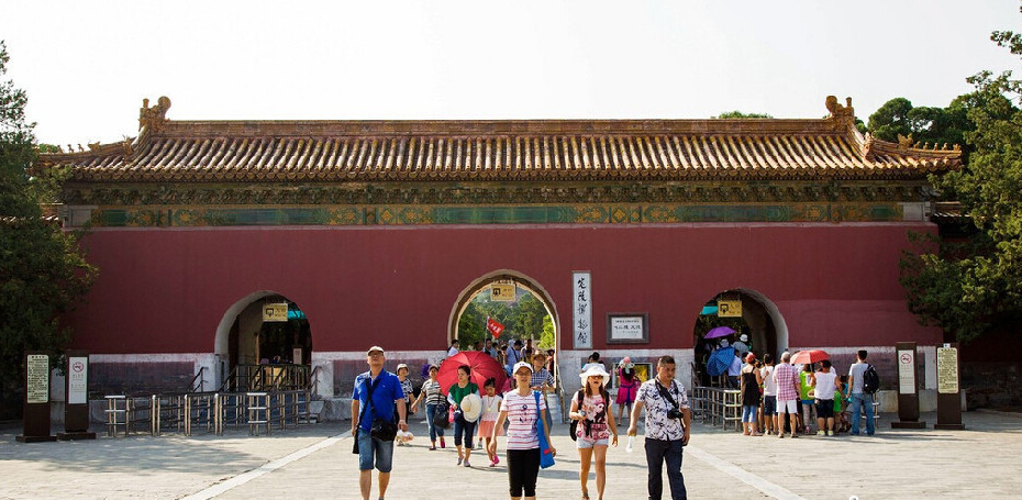 2014年8月14日,北京昌平区,5A级景区明十三陵定陵地宫内,历史文物上游客祈福所投过去的钱币堆成了小山,没有工作人员制止清理。