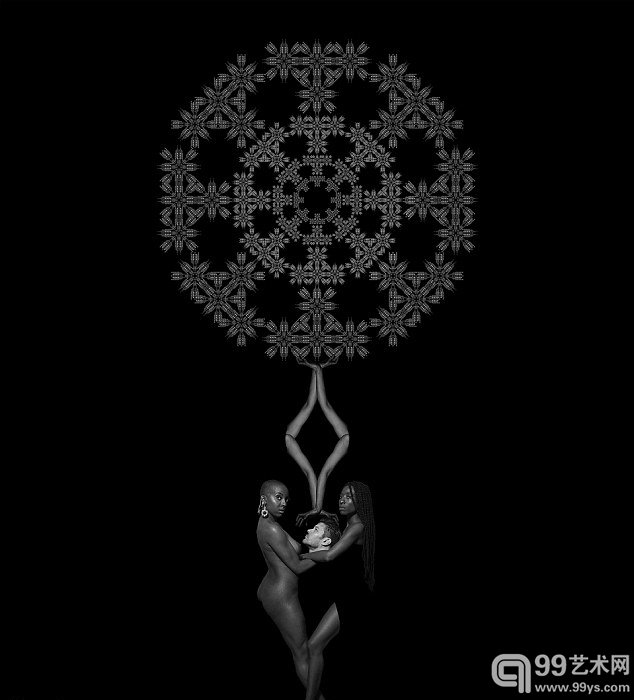 艺术家借助黑白照巧思展现人体艺术