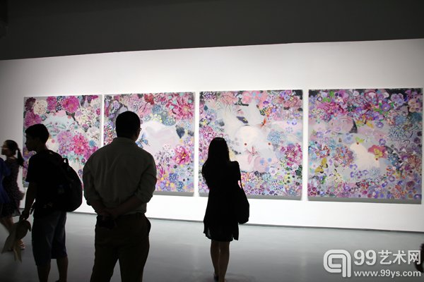 观众在现场观展