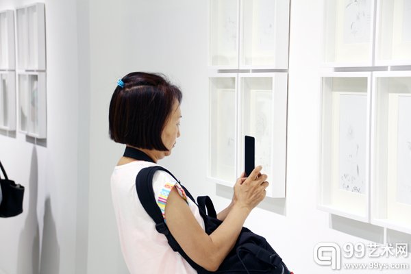 观众在现场拍照