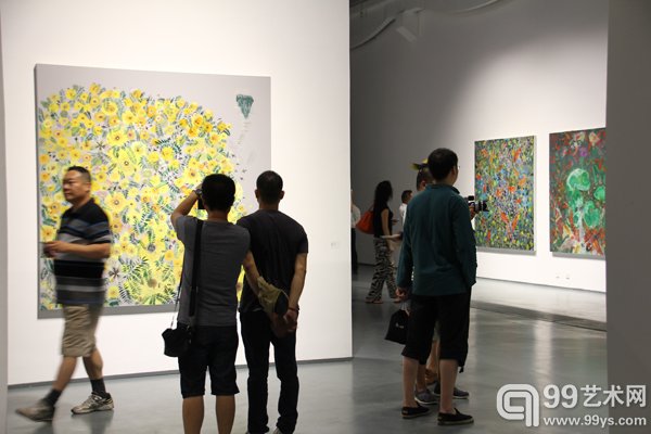 活动现场观众在观看作品