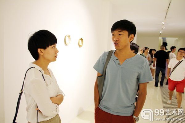 策展人戴卓群（右）与观众交流
