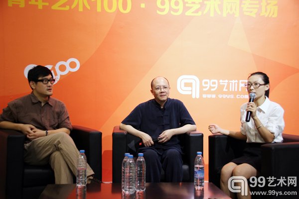 讲座现场中国现当代美术文献研究中心CCAD策展人陈琳（左一}央美术学院教授、艺术家缪晓春（中）中央美术学院美术馆学术部策展人蔡萌（右一）