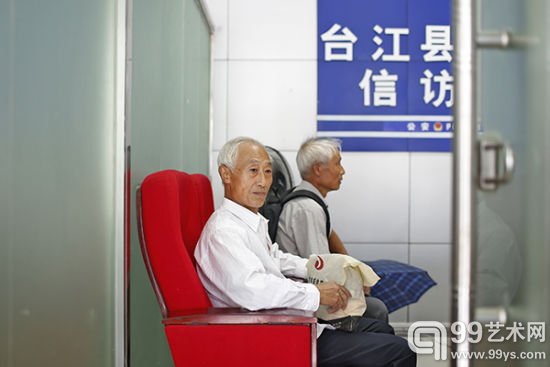 梁东云和弟弟在台江县公安局信访办等待警方核对情况