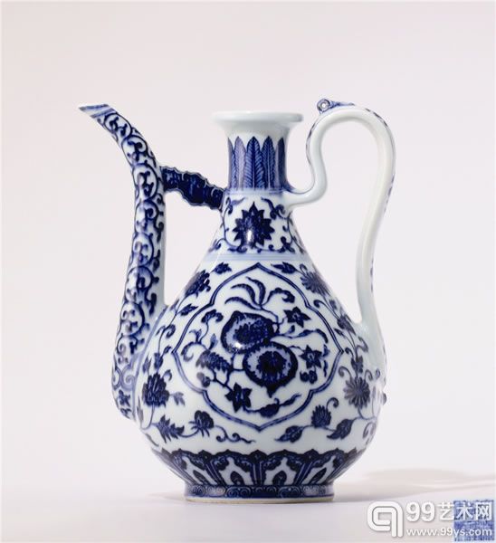 清乾隆 青花缠枝莲开光式三多纹执壶