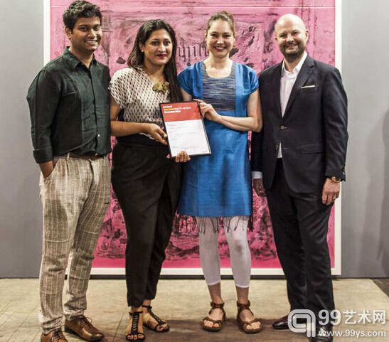 从左至右： Experimenter艺廊Prateek & Priyanka Raja；Nadia Kaabi-Link，获奖艺术家；巴塞尔艺术展亚洲总监Magnus Renfrew
